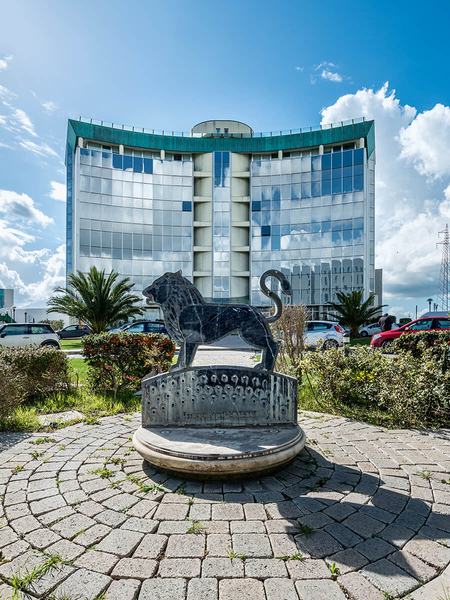 Montacchiello Campus — edificio esterno con statua del leone